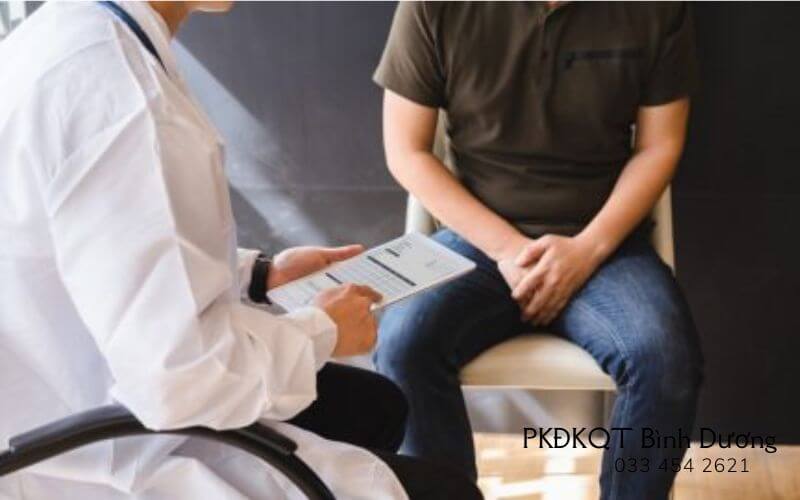 Thăm khám lâm sàng trước khi cắt bao quy đầu